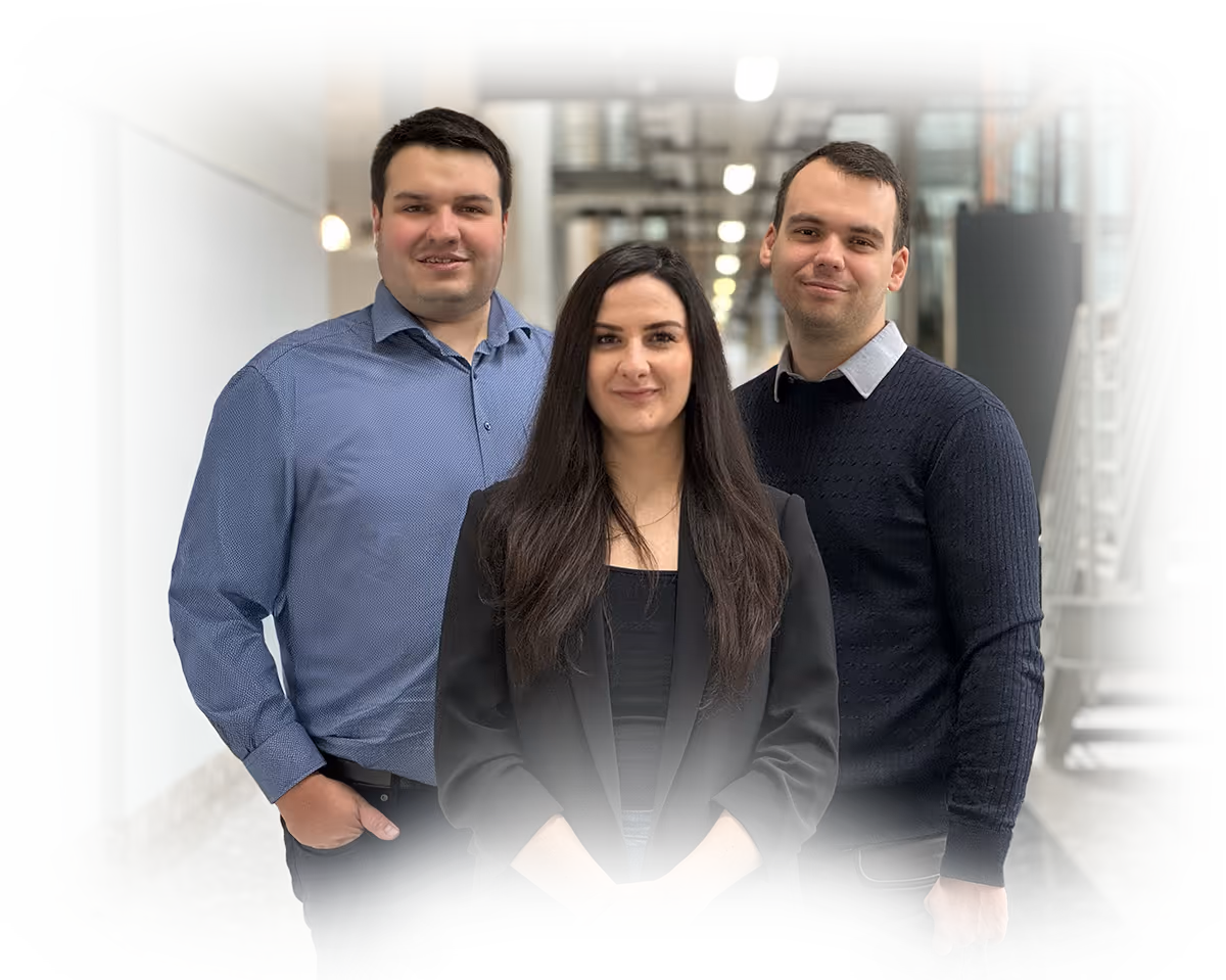 Gruppenfoto vom Rubberduck Labs Teams in einem Technologiezentrum. Von Links nach Rechts: Andre Savic, Jasmin Körbler, Marcel Körbler