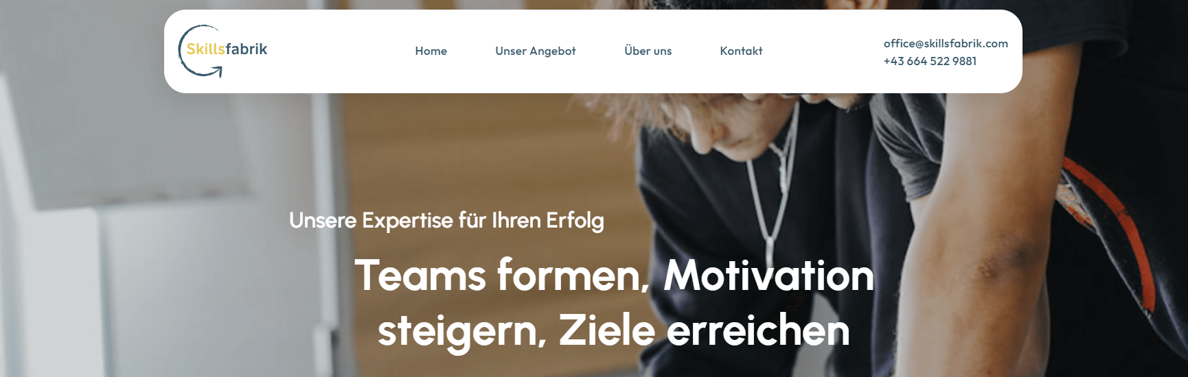 Fünf bunte Spielkarten nebeneinander mit Porträtfotos, Namen, Alter und Herkunft der Personen. Jede Karte hat einen andersfarbigen Hintergrund und verschiedene Symbole.
